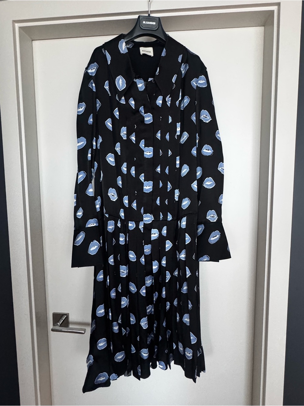 KHAITE Pre-Fall 2023 Lip Print Pleated Silk Dress Size 6 - Picture 5 of 13